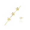 BRINCO EAR PIN ASSIMÉTRICO DE FLORES LISAS COM MIOLO DE ZIRCÔNIA - BANHADO A OURO18K