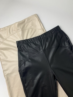 Calça em Material Sintético Preto - La Bessa 