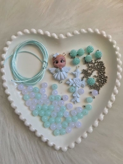 Imagem do Kit Terço Infantil Biscuit Conta Leitosa Transparente Azul e Branca