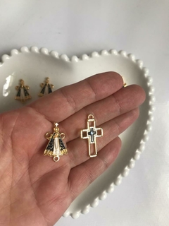 Peças De Entremeio Crucifixo Pingente Dourado e Prata Nossa Senhora Aparecida - Donana Biju