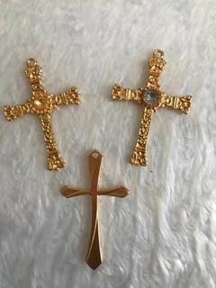 Cruz ou Crucifixo Dourado de Metal Liso ou trabalhado