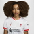 Detalhe do logo da Nike em vermelho com contorno amarelo na Camisa Feminina do Liverpool 2024/2025.
Terceira camisa Liverpool 2024/2025, Camisa Nike Liverpool, Camisa cinza Liverpool, Camisa The Kop Liverpool, Uniforme Liverpool 2024/2025, Camisa de futeb