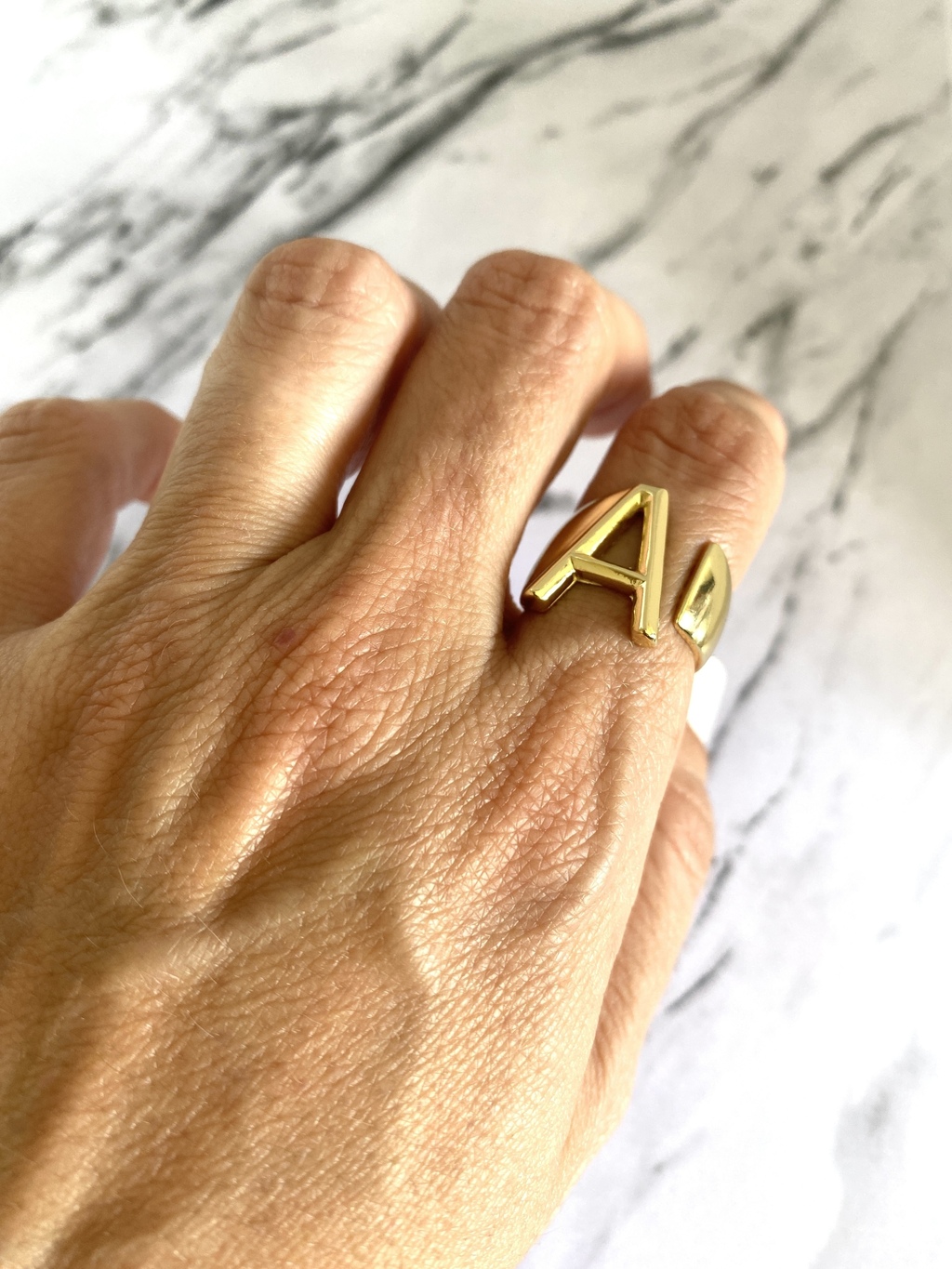 ANILLO DE INICIAL CON BANO EN ORO 18K. REGULABLE