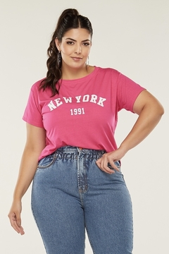 Modelo morena usando uma camiseta na cor pink com estampa "New York 1991". Posando sobre um fundo branco. G&B Bros!