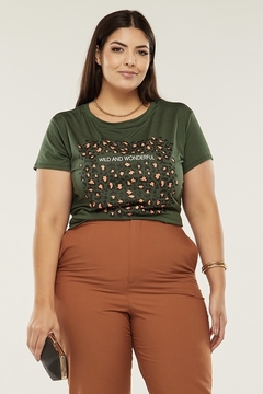 Modelo morena usando uma camiseta plus size na cor verde militar com estampa em animal print com a frase Wild and Wonderful. Posando sobre um fundo branco. G&B Bros!