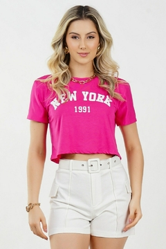 Modelo loira usando um cropped na cor pink com estampa "New York 1991". Posando sobre um fundo branco. G&B Bros!