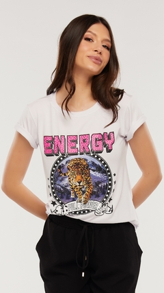 Modelo morena usando uma camiseta branca, na estampa uma onça realista escrito "Energy", Posando com as mãos para trás e a cabeça levemente inclinada para cima, sobre um fundo branco. G&B Bros!