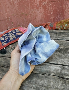 SCRUNCHIE SHIBORI CUADRADA AZUL - comprar online