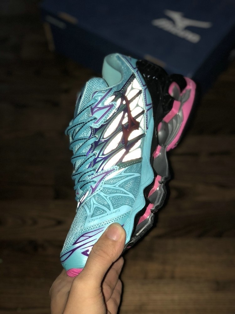 Mizuno wave prophecy 2025 7 cinza e rosa