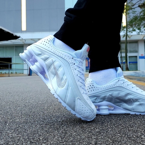 Nike shox r4 hot sale branco e azul