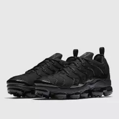 Tênis Nike Air VaporMax Plus todo preto na internet