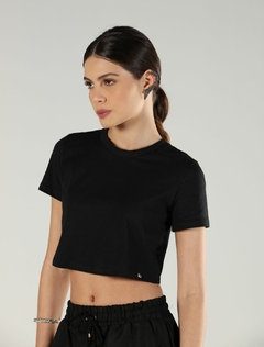 T-shirt cropped 'baby look' em algodão BCI - Vivi - preta