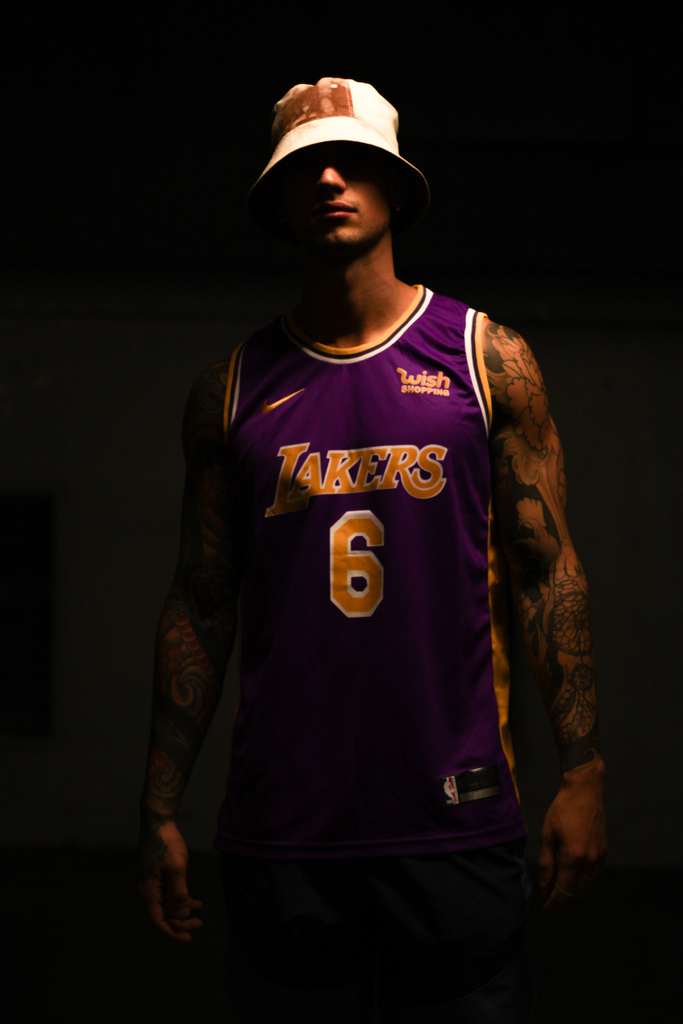 CAMISETA LAKERS JAMES (6) VIOLETA Y AMARILLA