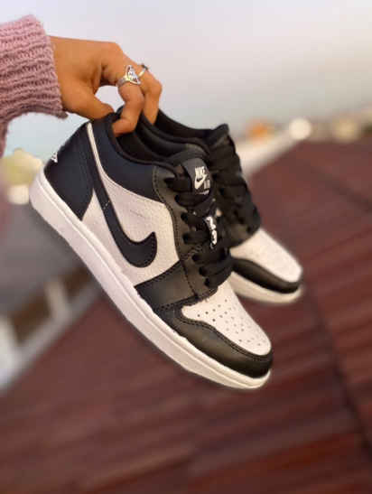 Zapatillas jordan negras y blancas sale