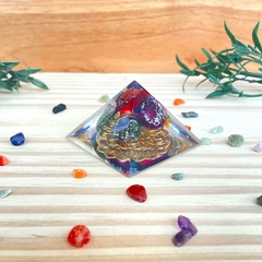 Pirâmide Orgonite - 7 Chakras - 4cm - Cristais dos Chakras - comprar online