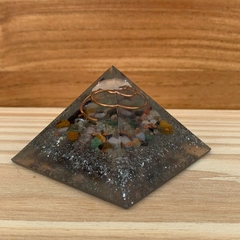 223 - Pirâmide Amplitude Pedras Coloridas - 6cm