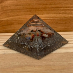 227 - Pirâmide Amplitude Pedras Coloridas - 6cm