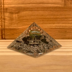 242 - Pirâmide Esfera de Proteção - 6cm