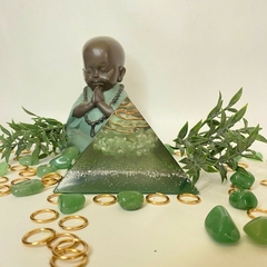 Orgonite Pirâmide - Quartzo Verde e Esmeralda - Saúde - 8cm - comprar online