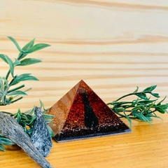 Pirâmide Orgonite - Bruxa - Cianita Preta - 6cm