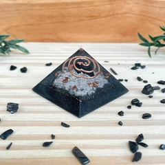 Orgonite Pirâmide - Turmalina Negra e Cristal - Proteção - 4cm - comprar online