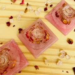 Pirâmide Organite - Quartzo Rosa e Pétalas de Rosas - Amor Incondicional - Consciência Oitentaeum Orgonites