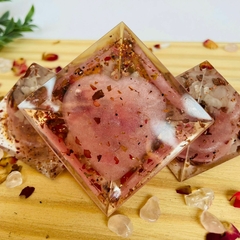 Pirâmide Organite - Quartzo Rosa - Coração - Amor Incondicional - Consciência Oitentaeum Orgonites