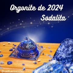 Orgonite Pirâmide - Sodalita - Pedra de 2024 - Elevação Espiritual - 6cm - Consciência Oitentaeum Orgonites