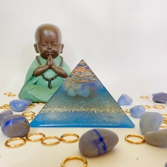 Orgonite Pirâmide - Cianita e Quartzo Azul - Tranquilidade - 8cm - comprar online