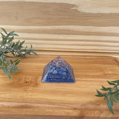 Pirâmide Orgonite - Tranquilidade - Qtzo Azul e Sodalita - 4cm