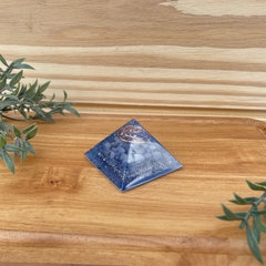 Pirâmide Orgonite - Tranquilidade - Qtzo Azul e Sodalita - 4cm - comprar online