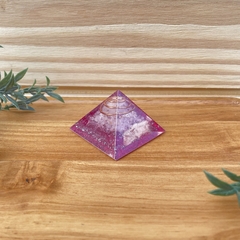 Pirâmide Orgonite - Amor - Quartzo Rosa e Cristal - 4cm - comprar online