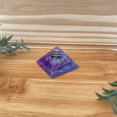 Pirâmide Orgonite - Transmutação - Ametista e Turmalina Negra - 4cm - comprar online
