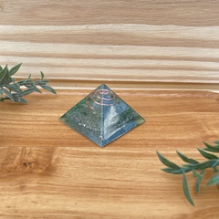 Pirâmide Orgonite da Saúde - Quartzo Verde e Esmeralda - 4cm - comprar online