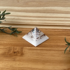 Orgonite Pirâmide de Elevação Vibracional - Apatita Azul e Cristal - 4cm - comprar online