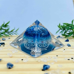 Pirâmide Orgonite - Proteção do Arcanjo Miguel - Cianita Azul - 6cm - comprar online