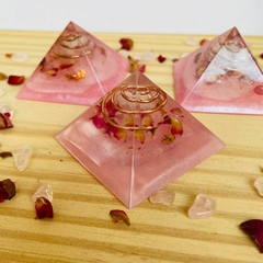 Pirâmide Organite - Quartzo Rosa e Pétalas de Rosas - Amor Incondicional - comprar online