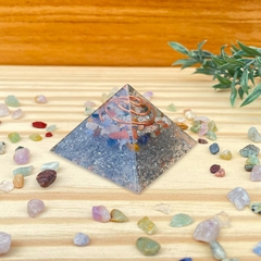Orgonite Pirâmide Amplitude - Pedras Coloridas - 4cm - comprar online