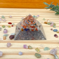 Orgonite Pirâmide Amplitude - Pedras Coloridas - 4cm