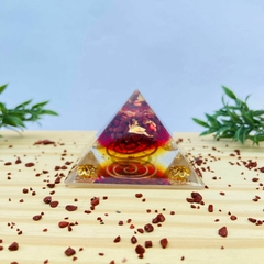 Orgonite Pirâmide Quéops - Jaspe - 6º Raio Rubi Dourado - Mestra Nada - 6cm - comprar online