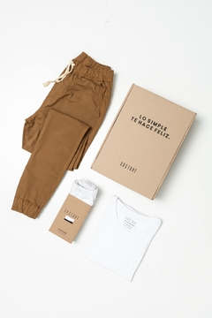 Combo Outfit 1: Jogger Camel | Remera Basic R Blanca | Boxer