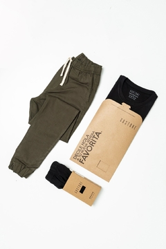 Combo Outfit 2: Jogger Verde Seco | Remera Basic R Negra | Boxer