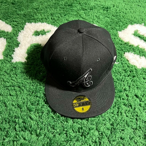 New Era 59FIFTY Atlanta Braves Cap in Black Modern Style for Fans