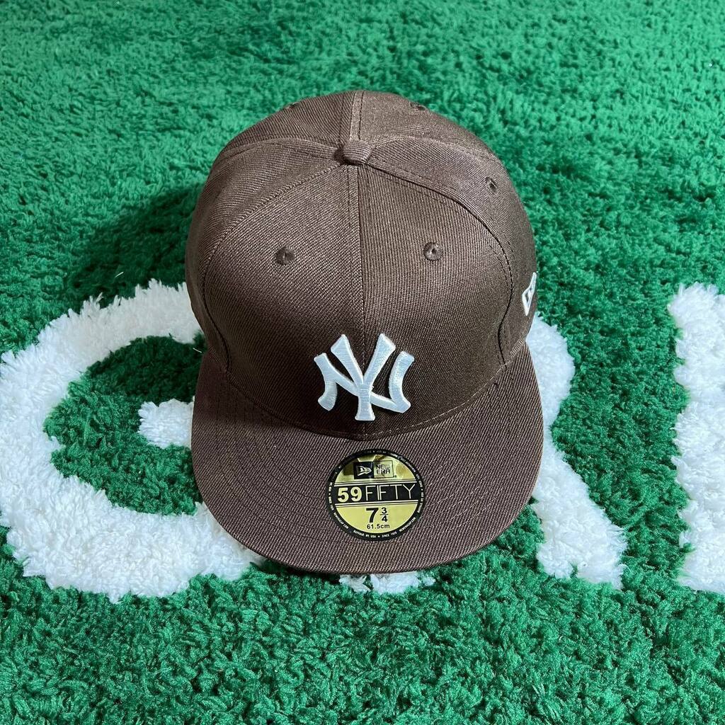New Era 59FIFTY Yankees Cap - Classic Elegance in Brown and White