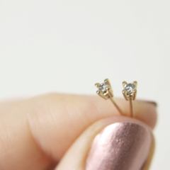 Mini studs de diamantes - by Sofia Diaz