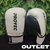 Guantes de boxeo Proyec 14 Oz en color blanco y negro, con logo visible, sobre un fondo de hojas verdes.