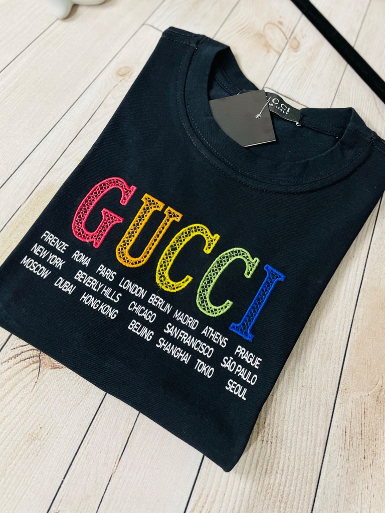 Camiseta infantil com logotipo Gucci colorido