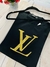 Camiseta Louis Vuitton estampa de logo dourada