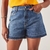 SHORTS JEANS BOYFRIEND CINTURA INTERMEDIÁRIA BARRA A FIO SCALON