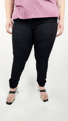 Calça Jeans Feminina Jogger Preta Plus Size na internet